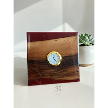 39 Art Studio Classic Ceviz & Epoksi Masa Saati – 3,5 cm Altın Kaplama Quartz Mekanizma – Tasarım