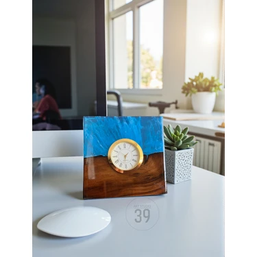 39 Art Studio Classic Ceviz & Epoksi Masa Saati – Altın Kaplama Quartz Mekanizma – El Yapımı