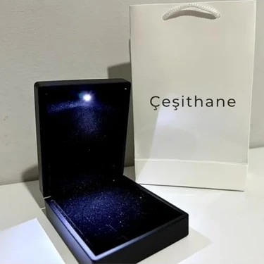 Çeşithane Işıklı Kolye, Set ve Bileklik Kutusu – LED Aydınlatmalı Takı Saklama Kutusu, Şık ve